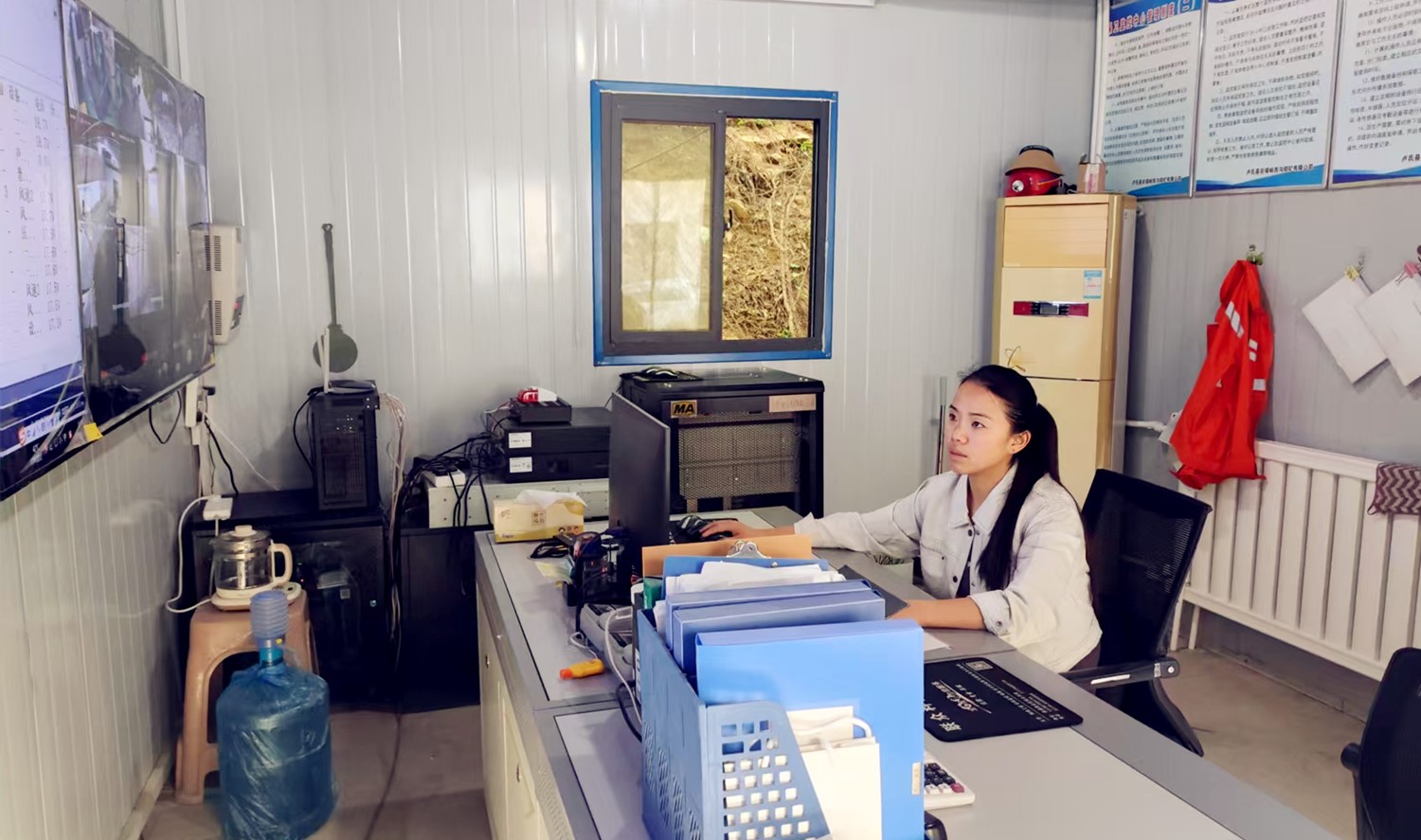 堅守安全防線，綻放巾幗風采｜記西溝鐵礦安全監(jiān)控員黃春玲