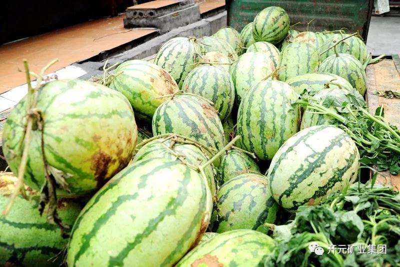 買(mǎi)下一整車(chē)西瓜，讓瓜農(nóng)早點(diǎn)回家