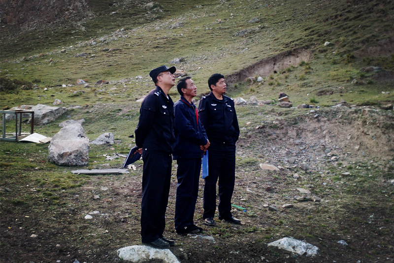 興?？h公安局治安大隊(duì)到銅鑫公司例行安全專項(xiàng)檢查